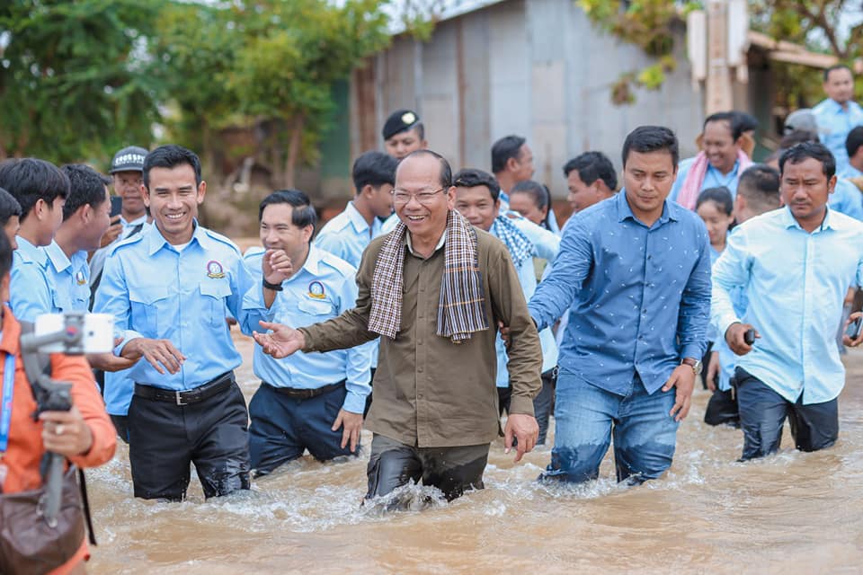 អភិបាលខេត្តពោធិ៍សាត់ បាននាំយកអំណោយចែកជូនប្រជាពលរដ្ឋរងគ្រោះដោយជំនន់ទឹកភ្លៀង ក្នុងក្រុងពោធិ៍សាត់