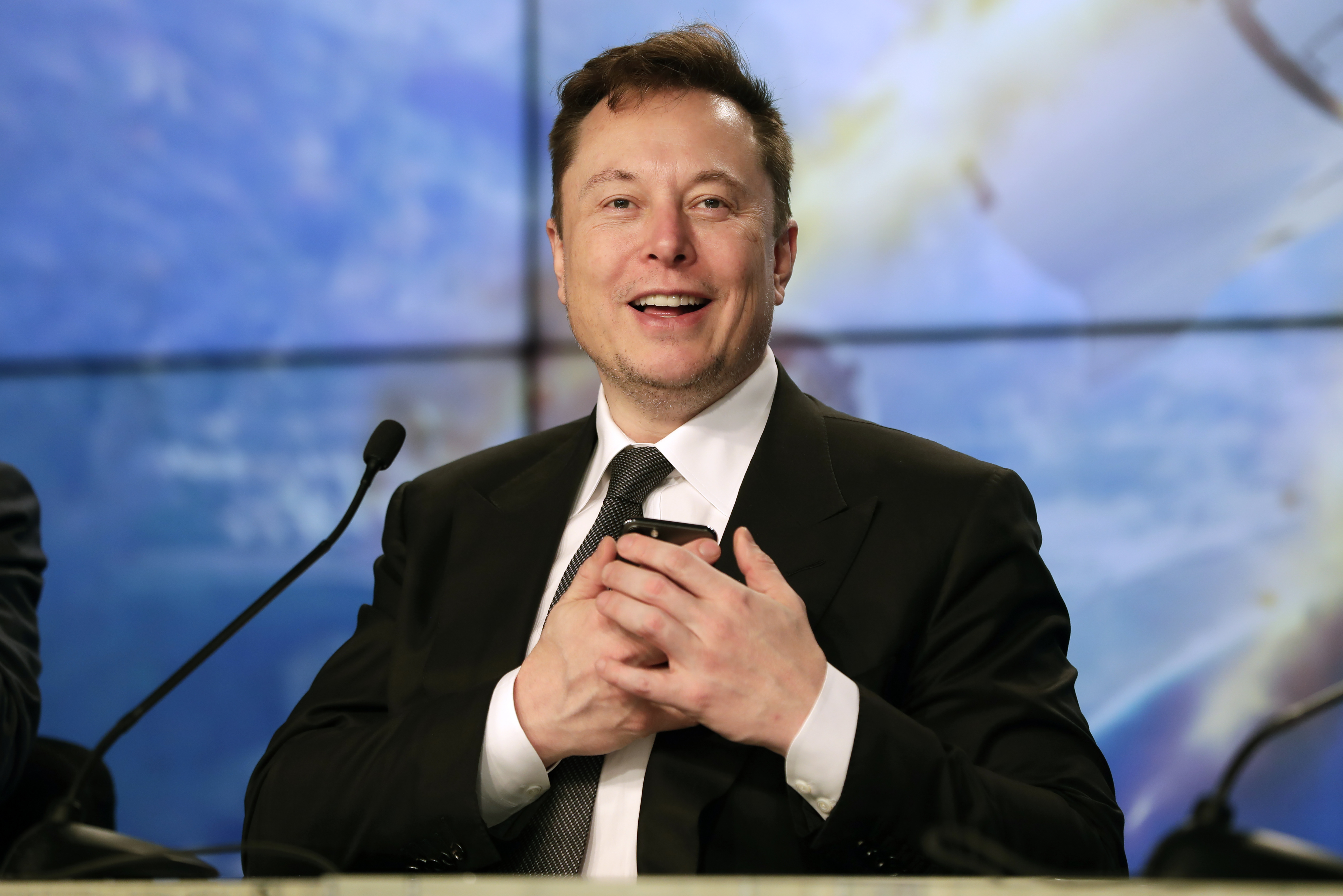 Elon Musk វ៉ាដាច់នាយកប្រតិបត្តិ LVMH ដណ្តើមតំណែងជាមហាសេដ្ឋីបំផុតរបស់ពិភពលោក