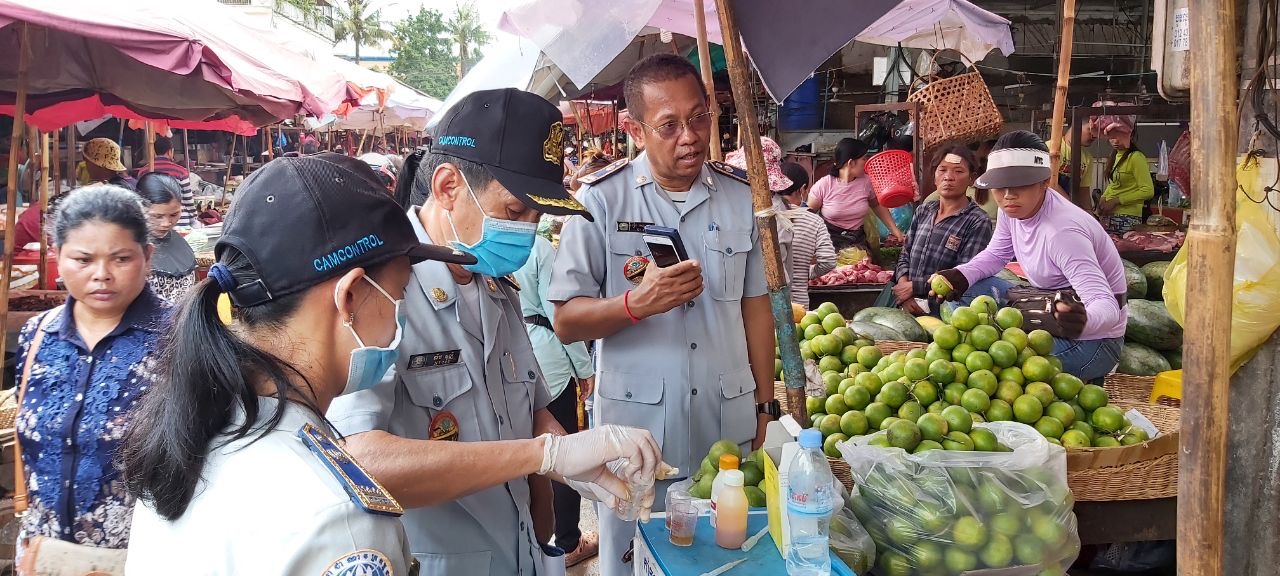 អាជ្ញធរផ្សារលើ បានចុះត្រួតពិនិត្យរកភាពមិនប្រក្រតីលើផលិតផលម្ហូបអាហារនៅក្នុងផ្សារលើធំថ្មីខេត្តសៀមរាប