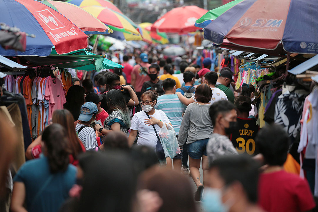 Divisoria-shoppers