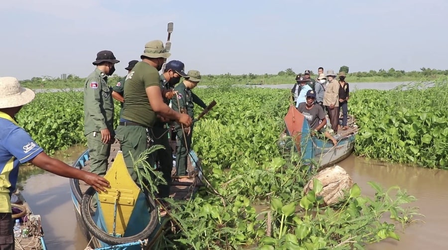 លោក ស្រ៊ន សំឫទ្ធី អភិបាលរងខេត្តដឹកនាំកម្លាំងចម្រុះ ចុះបង្រ្កាបបទល្មើសនេសាទក្នុងភូមិសាស្ត្រក្រុងកំពង់ឆ្នាំង